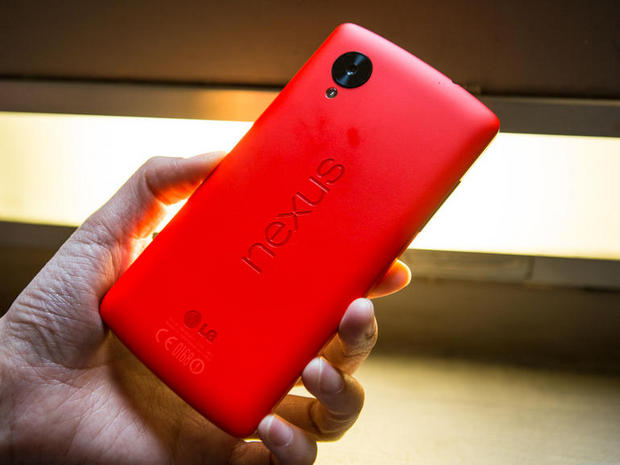 　Nexus 5のスクリーンは約5インチ。最初はブラックとホワイトが発売され、後に明るい赤色も提供された。