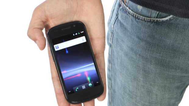 　「Nexus S」はサムスンが製造し、2010年12月に発売された。これは、「Android 2.3」（開発コード名：「Gingerbread」）を搭載した最初のAndroidスマートフォンだった。