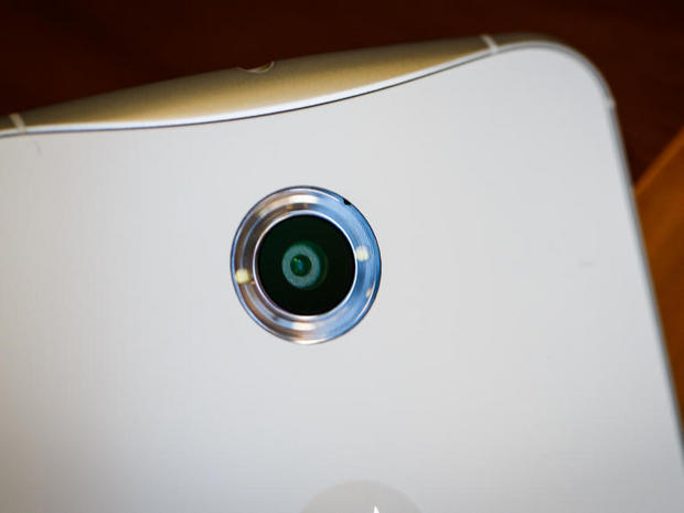 　「Nexus 5」のカメラはちょっとした不満の種で、Googleはカメラ関連のハードウェアを改善すると約束していた。Nexus 6は13メガピクセルカメラを搭載しており、光学式手ぶれ補正機能と、暗い場所でも比較的高画質な撮影が可能というF値2.0の広角レンズを備える。