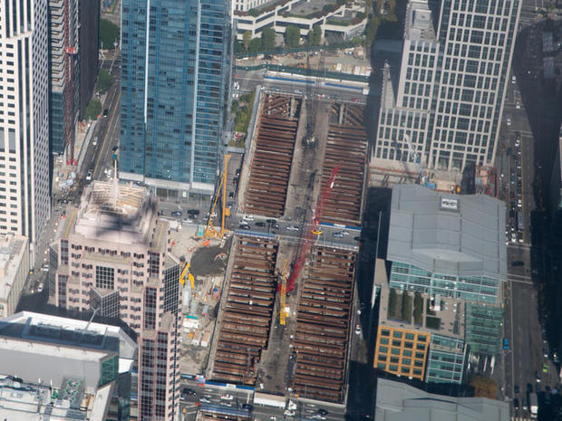 　サンフランシスコの中心街に建設中の巨大なトランスベイターミナルを上空から見たところ。