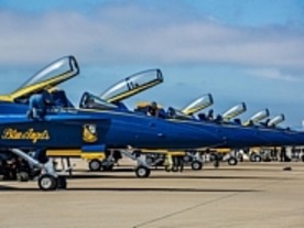 アクロバット飛行隊「Blue Angels」--支援機「Fat Albert」同乗フォトレポート