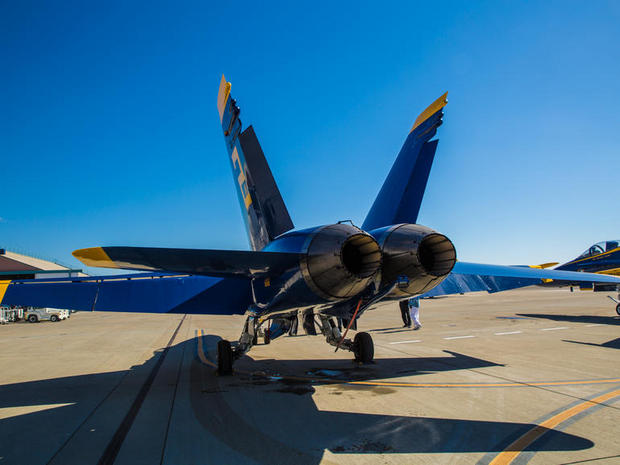 　航空ショーの最中には、Blue Angelsの最高速度は、マッハ1に迫る時速約700マイル（約1130km）に達する。