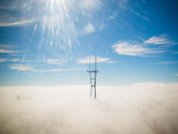 　海霧の層から突き出たストロタワー。サンフランシスコの西の外れでは、海霧が出ることが多い。