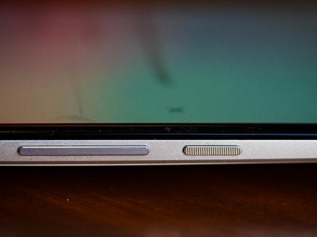 　音量ボタンとロックボタンはデバイスの右側にある。「Nexus 5」ではそれぞれ異なる側にあった。端末サイズが大きいことを考えた場合、ボタン類を一方に集めるのは恐らく理にかなっているといえる。