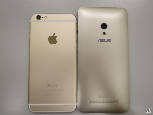 　ゴールド同士でiPhone 6と並べたところ。サイズはZenFone 5のほうが幅も長さもある。