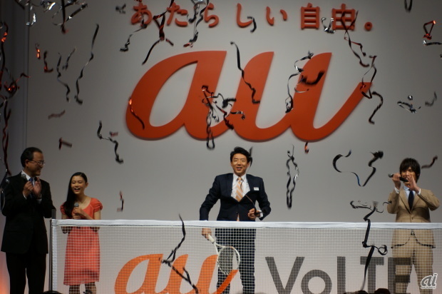 VoLTEの発表を記念し、松岡修造さんがテニスボールを使った「始球式」に挑戦した