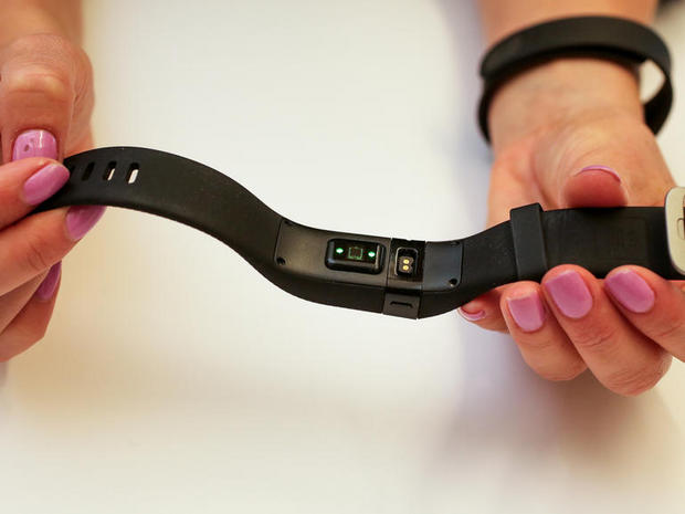 　背面の光学心拍センサがFitbit Chargeとの違いである。Fitbit Chargeは歩数や睡眠を計測する。