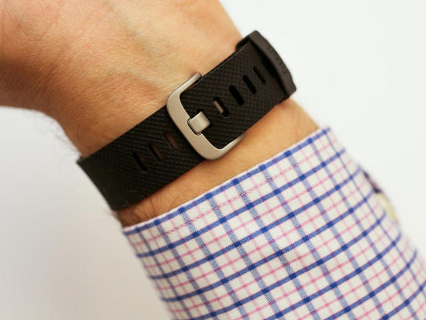 　Charge HRには腕時計に似たバックルが採用されており、旧モデルの「Fitbit Force」よりもしっかりと腕に装着できる。