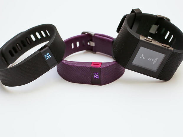 　Fitbitは米国時間10月27日、3つの新しいウェアラブルデバイス「Charge」「Charge HR」「Surge」（写真左から右）を発表した。ここではこれらの製品を写真で紹介する。
