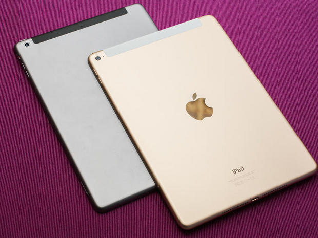 　上はゴールドのiPad Air 2、下がスペースグレイの2013年版iPad Airだ。違いが分かるだろうか。