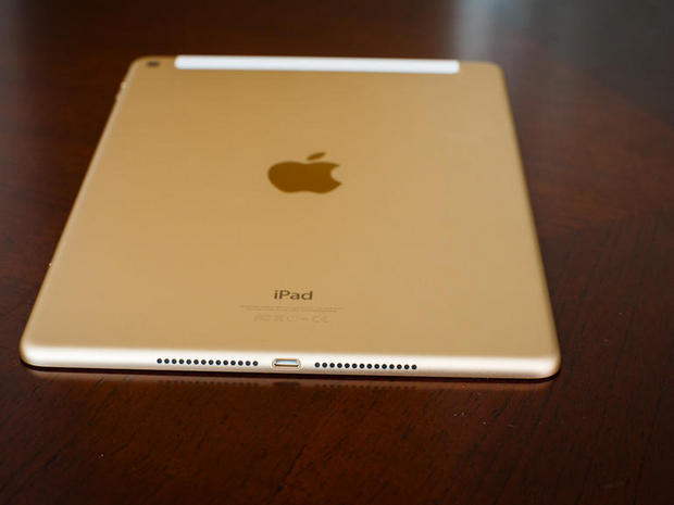 　iPad Airの新しいカラーとして、ゴールドが追加された。ブロンズがかった色に見える。他には、シルバーとスペースグレイが用意されている。