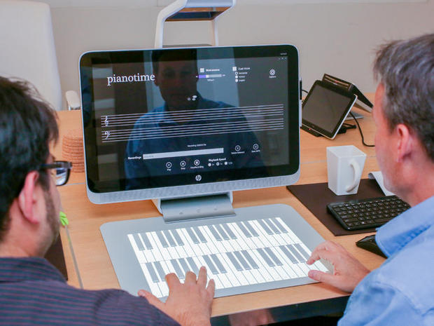 　Sproutの発明者であるBrad Short氏とともに「Piano Time」アプリを試している。