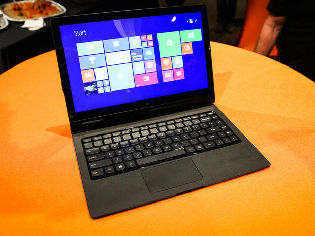 　Yoga Tablet 2にはBluetoothキーボードが同梱されており、磁性アタッチメントによって離れないようになっている。