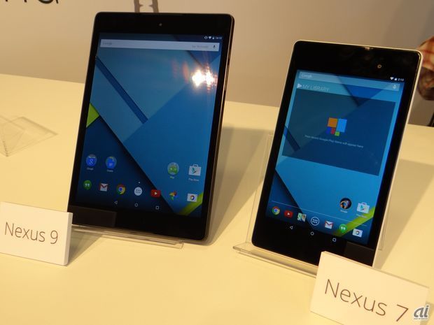 　サイズは幅約153.68 mm×高さ約228.25mm×厚さ約7.95mmで、重量は約425g。7インチタブレット「Nexus 7」（右）と並べたところ。