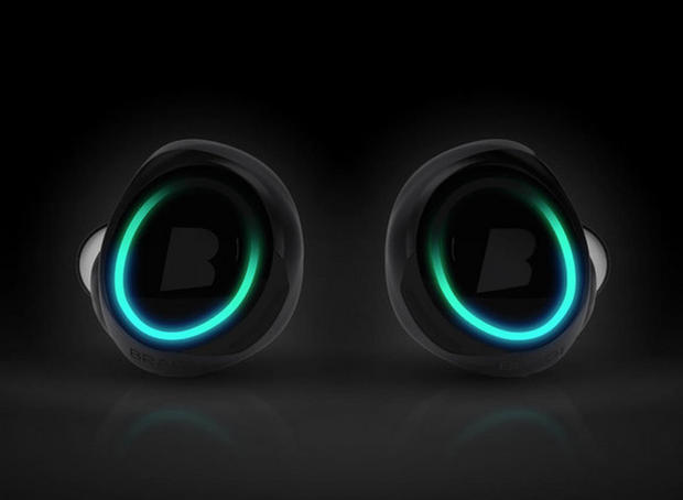 「Dash」

　BragiのDashは耳に入れるコンピュータだ。この高性能Bluetoothヘッドホンは、スマートフォンやタブレットと接続するほか、接続されていない場合にも一連のセンサを備えたフィットネストラッカーや、スタンドアロンのメディアプレーヤーになる。この未来型のジェスチャコントロール方式のヘッドホンに対して、Kickstarterでは1万6000人近くの支持者が熱い支持を表明し、ドイツに本拠を置く同社のアカウントには330万ドル以上が集まった。