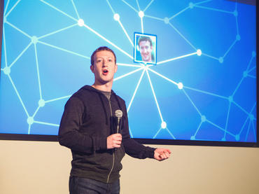 Facebookの最高経営責任者（CEO）Zuckerberg氏は、同社に関する映画について質問され、「彼らは、多くのことを本当に傷つくような形で作り上げた」と答えた。