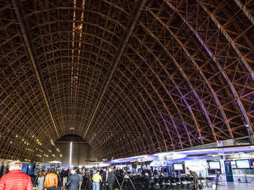 Googleは、モフェット連邦飛行場の巨大格納庫「Hangar One」を修復することをリース条件の一部として約束している。