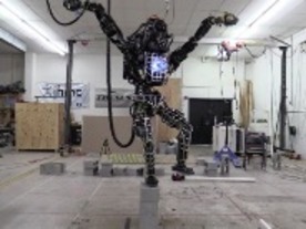 人型ロボット「Atlas」、映画「ベスト・キッド」の「鶴の構え」に挑戦--動画が公開