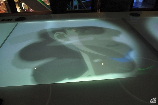 　Dラウンジには、デジタルを活用した遊びが用意され、そのひとつとして、テーブルを手で拭くと霧のようなものが晴れ、ペルソナシリーズの映像が見られるようになっている