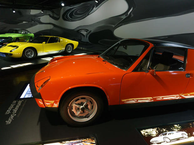 　博物館は、この「Porsche 914」のように手を出しやすい自動車と、「Lamborghini Miura」のように入手困難な自動車を、うまく組み合わせて展示している。どちらも同じ時代に製造された自動車だが、現在、914は美しい状態のものを2万ドル程度で購入できるのに対し、写真のようなMiuraを手に入れようと思えば100万ドルは必要だ。