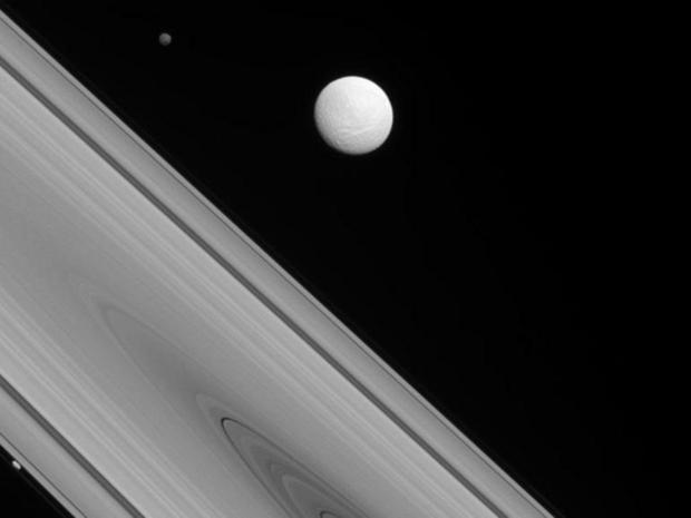 土星と数々の衛星

　米航空宇宙局（NASA）のCassini探査機は、美しい土星の画像を地球に送信してきた。これは、土星の3つの衛星をとらえた珍しい写真だ。科学者はこれまで土星の周りに62個の衛星を確認しており、中には名前さえ付けられていない衛星もある。この画像に写っているのは、テティス、ヒペリオン、プロメテウスだ。環の左下から顔を覗かせている衛星がプロメテウスである。
