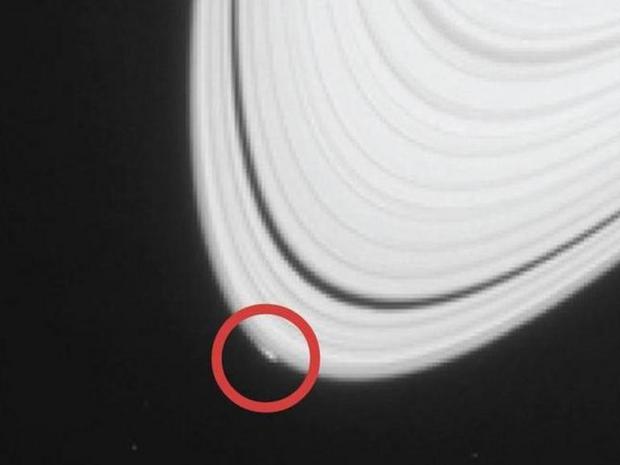 誕生したばかりの土星の衛星

　土星の外側の環の端で形成されている氷のような物体から、土星の衛星が誕生する過程について、より多くのことが分ってきている。この小さな擾乱は、形成されつつある小衛星かもしれない。もう一度言うが、こうした画像を見られるのは、Cassiniのおかげだ。
