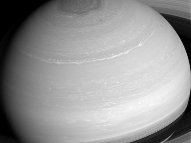 高速で動く土星の雲

　土星の独特の姿は、凄まじい速さの風が作り出す雲の模様によるものだ。風速は最大で時速1100マイル（約1770km）にも達する。この画像は2014年春、Cassini探査機によって撮影された。
