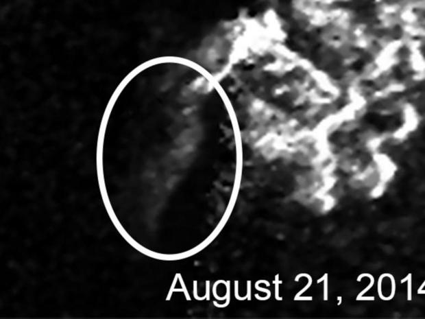 タイタンの謎の島

　土星の魅惑的な衛星であるタイタンは、科学研究の対象になることが非常に多く、より高度なミッションをタイタンの地表に送って、その謎の一部を徹底的に調査することを求める声が多い。この画像には、そうした謎の1つである「魔法の島」が写っている。液体メタンの海に浮かぶ島で、一定期間にわたって撮影された画像に現れては消え、また現れてを繰り返す。この奇妙な現象の原因としては、浮遊する固形物、泡立つ気体、水面のすぐ下に浮かぶ固形物が考えられる。
