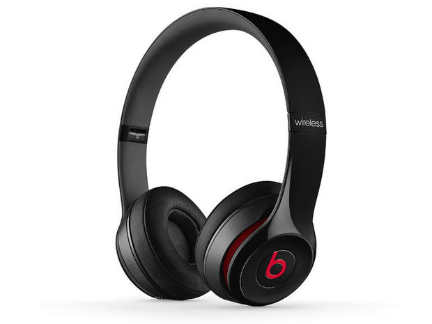 　Beats by Dr. Dre（Beats）は米国時間11月12日、「Beats Solo2 Wireless」を発表し、自社のワイヤレス製品群を拡張した。Solo2 Wirelessは、「Beats Studio Wireless Bluetooth」をより小型にしたオンイヤー型ヘッドホンだ。価格は299.95ドルからで、米国ではApple.comや一部小売店において11月から提供が開始される予定だ。色は、レッド、ブラック、ホワイト、ブルーが用意される。ただし、Red Solo2 Wirelessは、2014年を通してVerizon Wirelessで独占的に販売される。

　ここでは、同ヘッドホンを写真で紹介する。