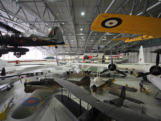 あらゆる時代の飛行機

　クールな飛行機が多数展示されている。右側にあるのは「Short Sunderland」だ（以前の記事で紹介した機体）。中央の大きな飛行機は、（同様に以前紹介した）「Avro Vulcan」である。