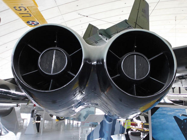 P&W

　この「D-variant」には、Pratt & Whitneyの「J57-P-19W」ターボジェットエンジンが8基搭載されていた。興味深いことに、これは先に紹介した「F-100D」（やほかの多くの航空機）に搭載されているものと同じエンジンである。