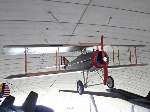 Spad

　これはフランスの飛行機だ。米陸軍航空隊は第1次世界大戦で「SPAD S-13」を運用していた。

　ただしこれはレプリカだ（Rickenbacker少佐が1918年ごろに乗っていた飛行機に似せて塗装されている）。