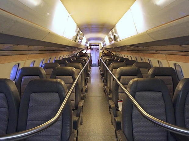 「ファースト」クラス

　Concordeの座席は、現代の横になってくつろげる座席やテレビスクリーンとは程遠く、最近のエコノミークラスの座席とサイズがほとんど変わらないように見える。機体の幅が非常に狭いため、ほかのものに割けるスペースはほとんどなかった（頭上のスペースも狭い）。