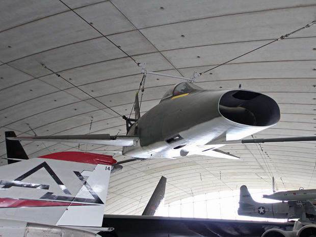 100D

　この飛行機が「F-100 Super Sabre」と名付けられたのは、「Guppy」（グッピー）と「Catfish」（ナマズ）という名称が既に使われていたことが理由のようだ。