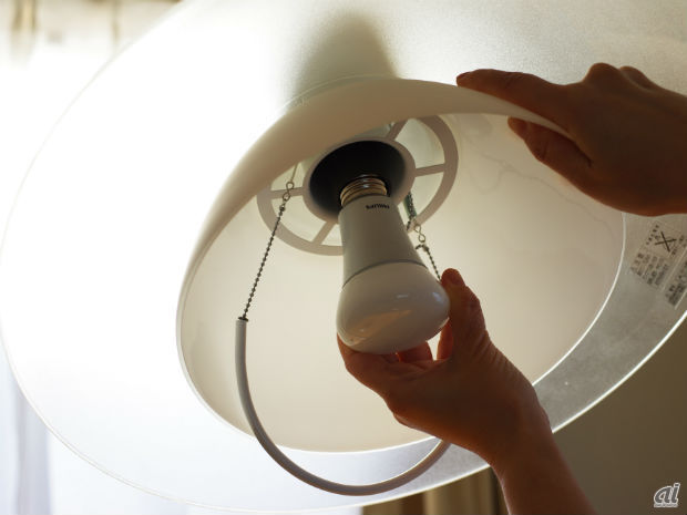 　電球をhueに取り替える。電球は600ルーメン（50W相当）。一般家庭に普及しているE26口金の回し込みタイプだ。もちろんこの段階で、通常のLED電球として使用することは可能だ。最大消費電力は9Wで、寿命は1万5000時間とのこと。