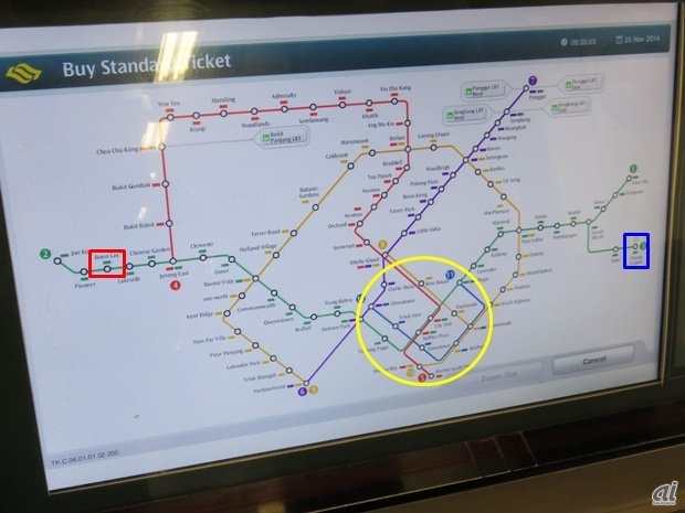　ジュロン ポイントの位置をシンガポールの鉄道（MRT）の路線図で見ると、赤い線で囲ったブーン レイ駅が最も近い。青い線で囲った場所がシンガポールの玄関口であるチャンギ空港で、黄色い線で囲った場所が市中心地だ。
