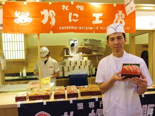 　札幌の二条市場で海鮮丼を提供する、根室かに問屋の直営店「札幌蟹販」は、いくらの入ったカニ弁当を販売。かにのほぐし身の上に大ぶりの一番脚肉をのせた豪快な弁当だ。