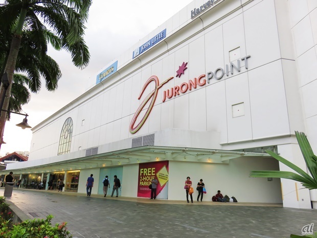 　シンガポール西部地区最大のショッピングセンターであるジュロン ポイントは、面積が約2万1000坪（東京ドームの約1.5倍）、テナント数が約450件（ららぽーとTOKYO-BAYとほぼ同数）で、月間来場者数は約500～700万人にのぼる。来場者の大半はシンガポール居住者の多くを占める中間所得層という。