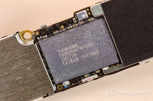 　東芝の64GバイトのNANDフラッシュメモリ「THGBX4G9T4KLF0C」。