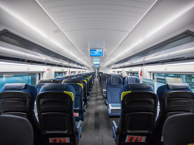 　車内のデザインは明るく快適だ。LCDスクリーンが天井から降りてきて、移動時間や目的地に関する情報を知らせてくれる。

　Eurostarによると、座席数は20％増えたが、足下のスペースも広くなったという。従来のものよりはるかにスリムな座席を採用することで、それが実現した。

　e320の乗客定員は894人。車内のあらゆる場所で無料のWi-Fiを利用できるようになる予定だ。Eurostarの車両でワイヤレスインターネットが提供されるのは初めてのことだ。

　ログオンすると、すぐにEurostarのポータルサイトが表示され、リアルタイムの詳細な運行情報のほか、目的地に関する旅行アドバイス（見所やおすすめのアクティビティ、天気予報など）が提供される。
