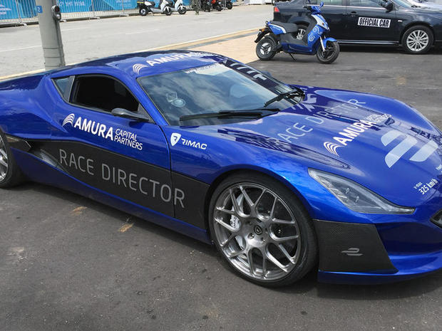 　プトラジャヤのコースに止めてあった98万ドルの「Rimac Concept One」。ハイパフォーマンスなツーシーター電気スポーツカーだ。レンジが500kmで、最高速度は時速305km。