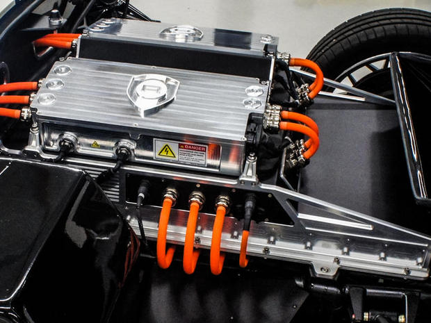 　3つのバッテリパックによりモーターは、400キロワットの出力が可能になり、これは約500馬力に相当する。