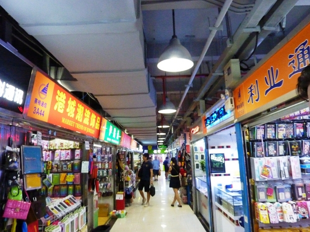 　華強北商業地区にある別の電気店街。携帯電話の店舗が集まっている。