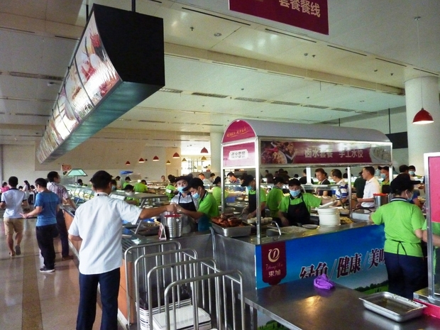 　Huawei本社の社員食堂。