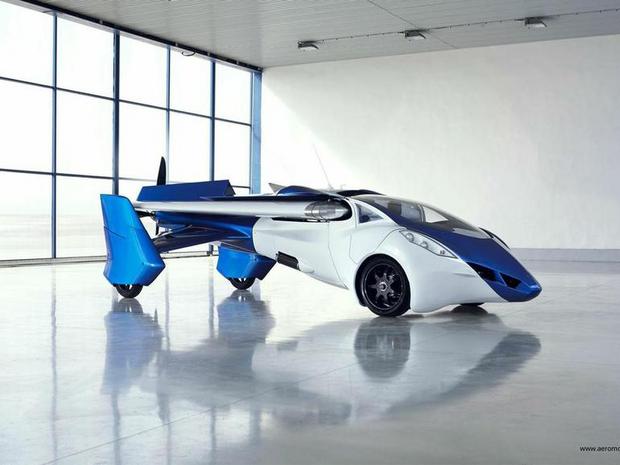 　AeroMobilは、翼を折りたたんだ自動車モードで長さ6000mm、幅2240mmだ。最高速度は時速160kmを上回り、満タンの状態からでの走行可能距離は875kmだ。