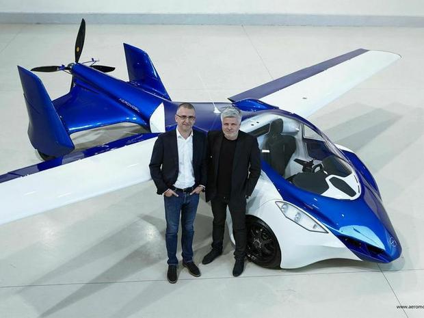 　AeroMobilの共同創設者で最高経営責任者（CEO）のJuraj Vaculík氏（左）と同じく共同創設者のŠtefan Klein氏（右）。