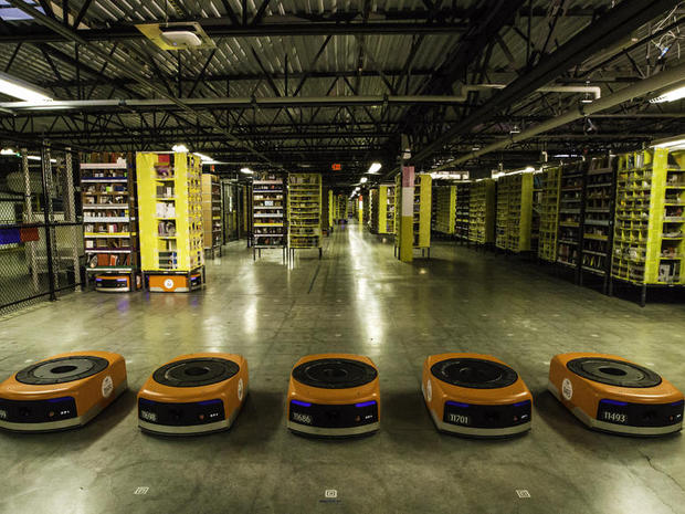 　現在、米国にあるAmazonのフルフィルメントセンターでは、1万5000体以上のKivaロボットが使用されている。Kivaの導入により倉庫スペースの収容能力が向上したので、同センターはKivaシステムを利用して、従来よりも50％多くの在庫を保有できるようになった。