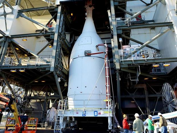 　Orionの初テスト飛行を見据えたNASAによる打ち上げ前の作業も佳境に入っている。この写真は、ケープカナベラル空軍基地第37複合発射施設で撮影されたもの。Orion宇宙船をロケット本体に搭載するため、技術者らが準備をしている様子が分かる。このロケットが船体を宇宙に運ぶ役目を果たす。