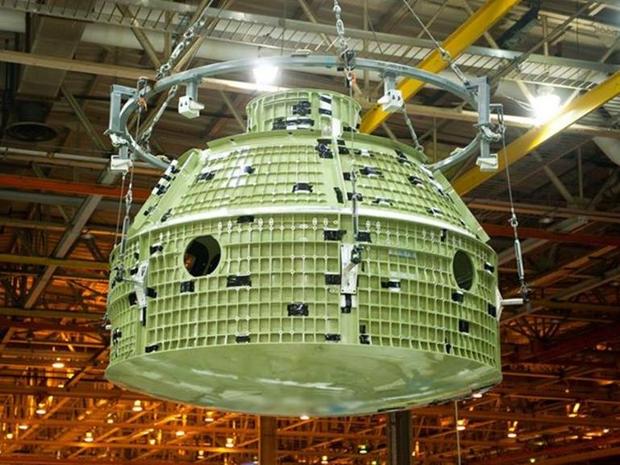 　この写真は、2011年当時、まだ建設中だったOrionを写したもの。乗員用モジュールの最後の溶接作業が行われているところ。この後、このカプセルは、熱シールドとアビオニクスシステムを装備する作業に移された。