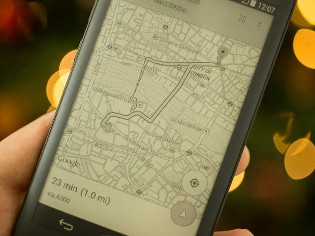 　YotaPhone 2では、地図のスクリーンショットを背面に表示できる。たとえバッテリが切れても、経路を示した地図はそのまま消えずに表示される。